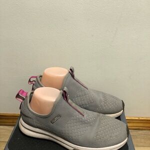 KURU Shoes Womens Gray Pink Slip On Walking Comfort Mesh Sneakers Size 9.5